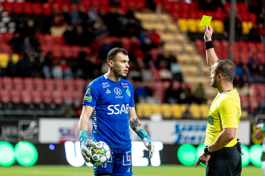 målvakt Andre Bernardini får gult kort