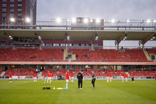 Helsingborgs spelare värmer upp före fotbollsmatchen i