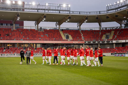 Helsingborg spelare värmer upp före fotbollsmatchen i