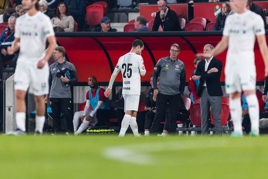 Helsingborgs Adam Hellborg lämnar planen