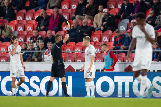 Helsingborgs Emil Hellman tilldelas gult kort
