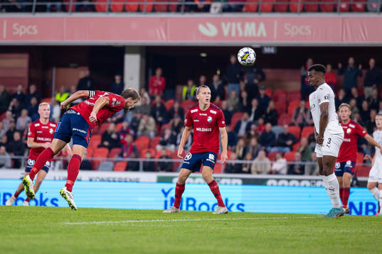Östers Månz Berg nickar