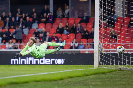 Helsingborgs målvakt Kalle Joelsson när Öster gör mål