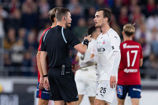 Domare Erik Mattsson pratar med Helsingborgs Adam Hellborg