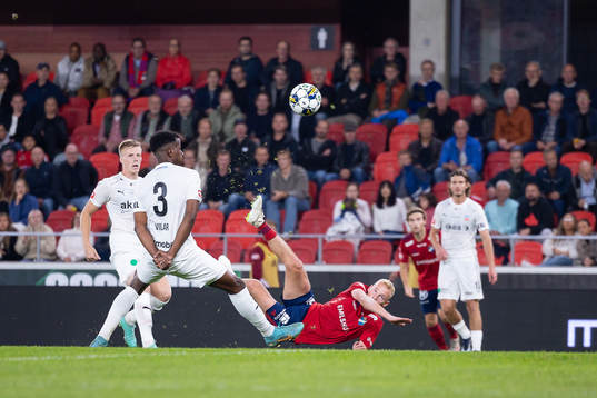Östers Adam Bergmark Wiberg skjuter bollen i mål till 1-0
