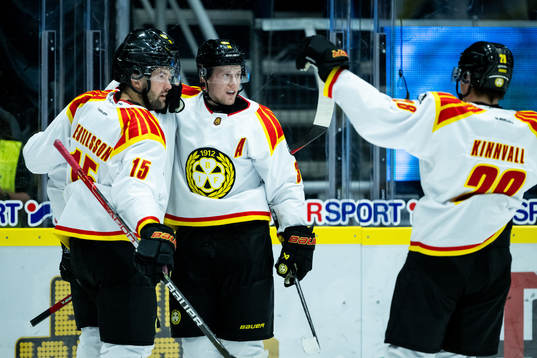 Brynäs Linus Ölund jublar med lagkamrater