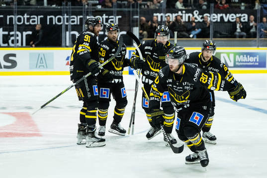 Västerås Erik Flood jublar med lagkamrater