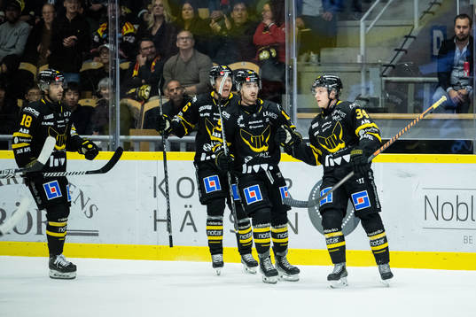 Västerås Kalle Loponen jublar med lagkamrater