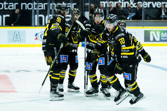 Västerås Erik Flood jublar med lagkamrater