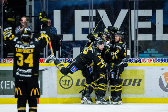 Västerås Kyle Topping jublar med lagkamrater