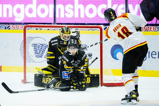 Brynäs Anton Rödin gör 4-5 bakom Västerås målvakt Ian