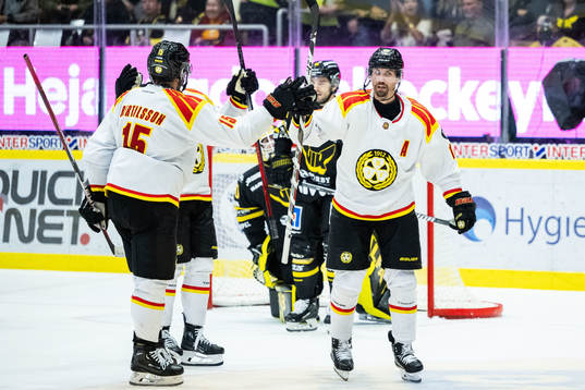 Brynäs Anton Rödin jublar med Simon Bertilsson