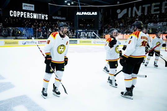 Brynäs Anton Rödin jublar med lagkamrater