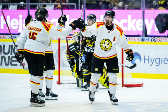 Brynäs Anton Rödin jublar med Simon Bertilsson