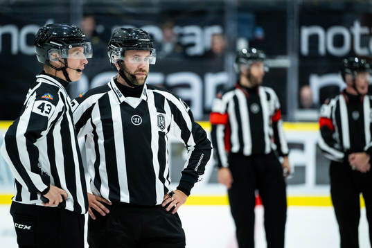 Linjedomare Rasmus Strömberg och Filip Löwgren