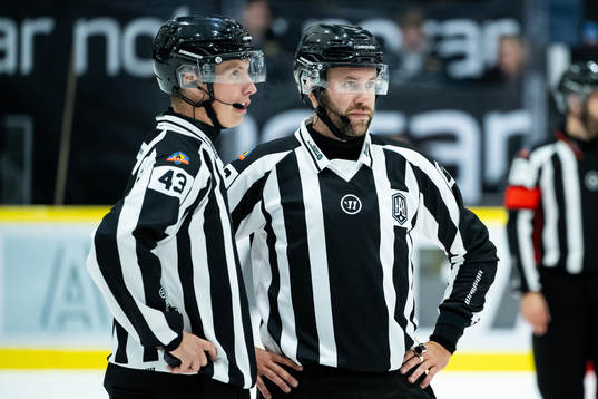 Linjedomare Rasmus Strömberg och Filip Löwgren