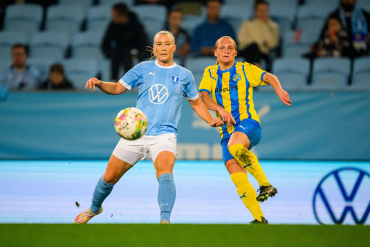 Malmö FFs Madeleine Hejde och Eskilsminnes Alma Bertilsson