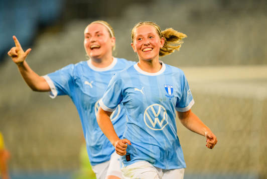 Malmö FFs Petronella Winblad och Rebecka Holm jublar