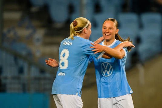 Malmö FFs Rebecka Holm och Nova Rolfsson jublar