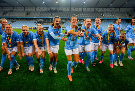 Malmö FFs spelare jublar med pokalen