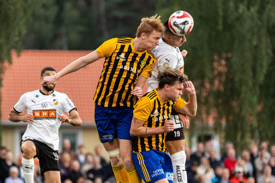 Jonsereds IFs Axel Nyqvist och BK Häckens Srdjan Hrstic