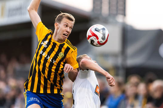 Jonsereds IFs William Nordgren och BK Häckens Tomas Olai