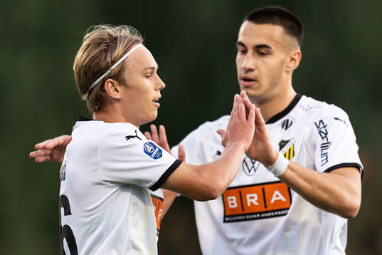 BK Häckens Pontus Dahbo och Srdjan Hrstic jublar