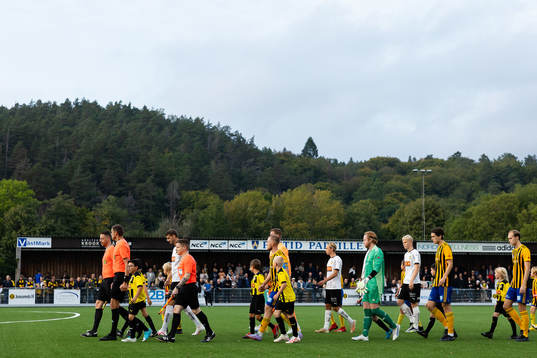 Lagen på väg ut för line up innan fotbollsmatchen i