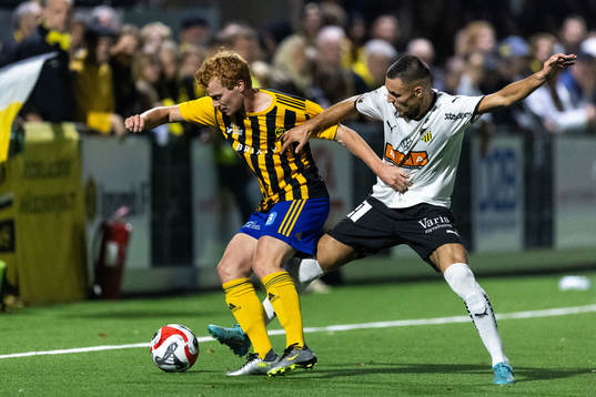 Jonsereds IFs Johan Örtorp och BK Häckens Ali Youssef
