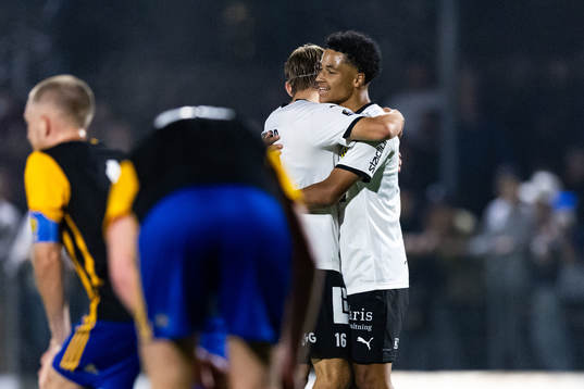 BK Häckens Pontus Dahbo och Momodou Sonko jublar