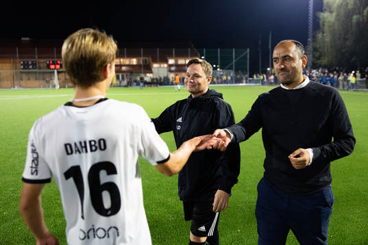 BK Häckens Pontus Dahbo tackar Jonsereds IFs tränare Adej