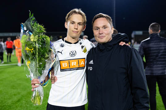 Matchens lirare BK Häckens Pontus Dahbo ihop med sin pappa