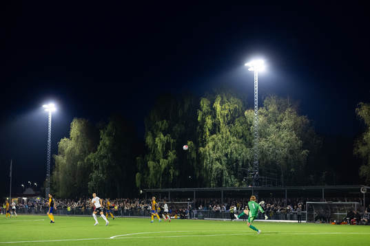 Jonsereds IFs målvakt Jonathan Hernandez med en utspark