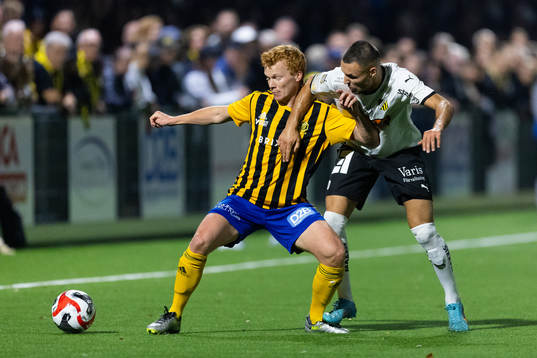 Jonsereds IFs Johan Örtorp och BK Häckens Ali Youssef