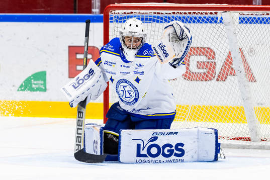 Leksands målvakt Emma Polusny på uppvärmningen