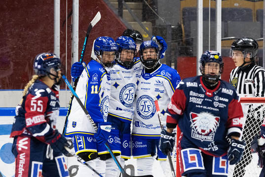 Leksands Agata Sarnovska jublar med lagkamrater