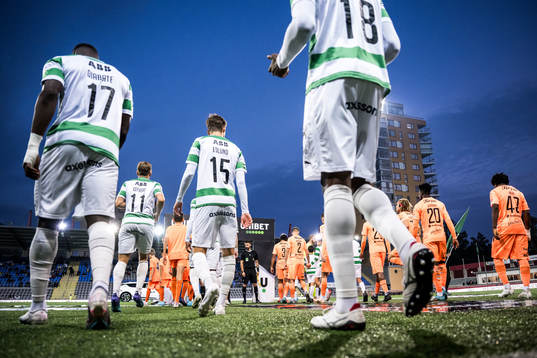 Västerås SKs och AFC Eskilstunas spelare gör entré