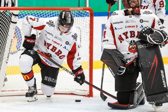 Nybros Hugo Styf och Nybros målvakt Tex Williamsson