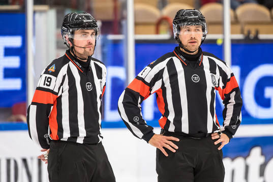 Domare David Laksola  och Domare Robin Jacobsson