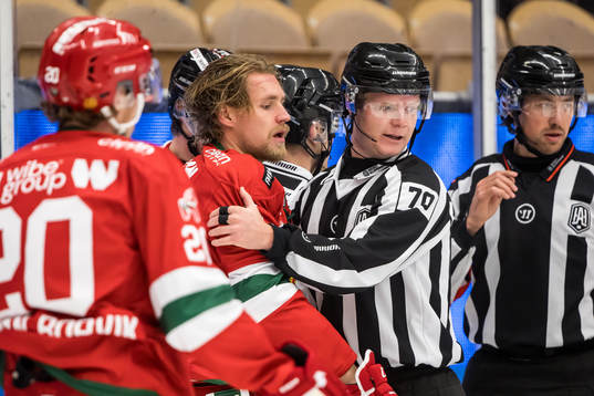 Moras Kristoffer Gunnarsson och Linjedomare Mathias Franzén