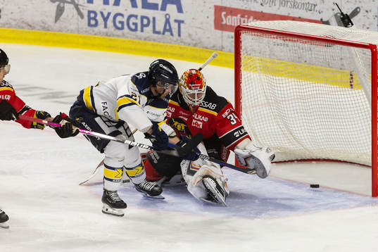 HV71s Mattias Tedenby gör 0-1 bakom Luleås målvakt Joel