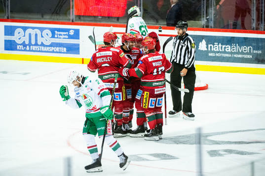 MoDos August Berg jublar med lagkamrater och Rögles Thomas