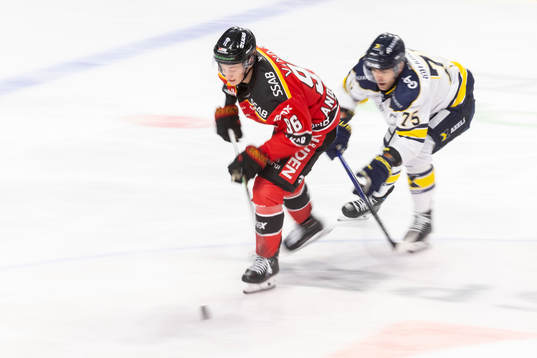 Luleås Pontus Andreasson och HV71s Radan Lenc