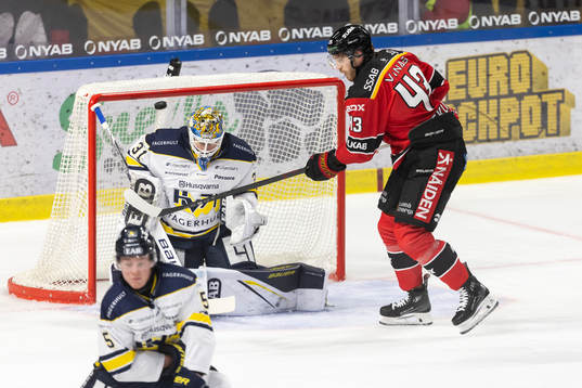 Luleås Oscar Eklind oroar framför HV71s målvakt Joni