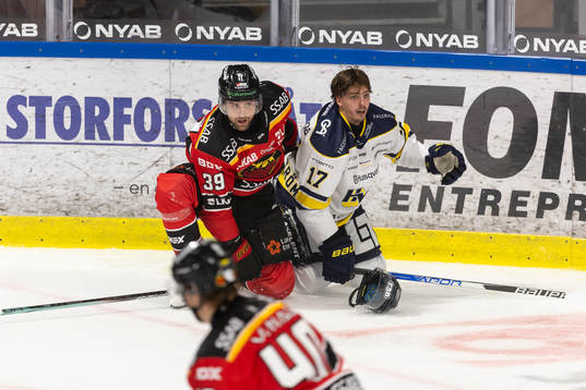 Luleås Pontus Själin  och HV71s Isac Brännström