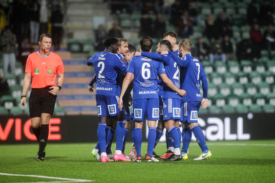 GIF Sundsvalls Pontus Engblom jublar med lagkamrater