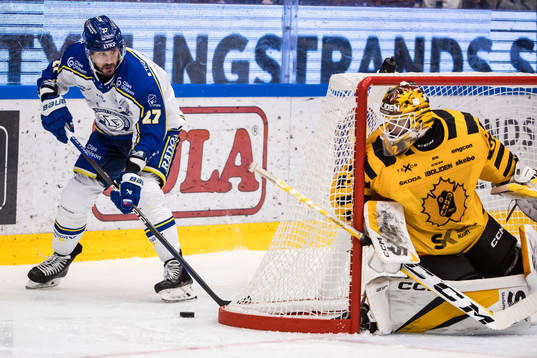 Leksands Marek Hrivik och Skellefteås målvakt Linus