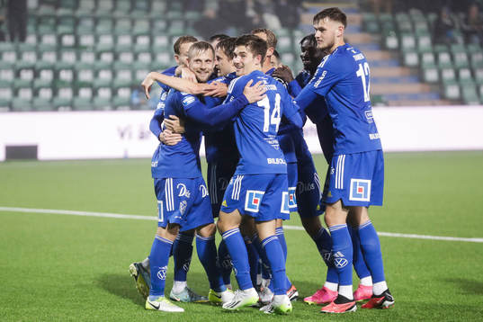 GIF Sundsvalls Erik Andersson jublar med lagkamrater
