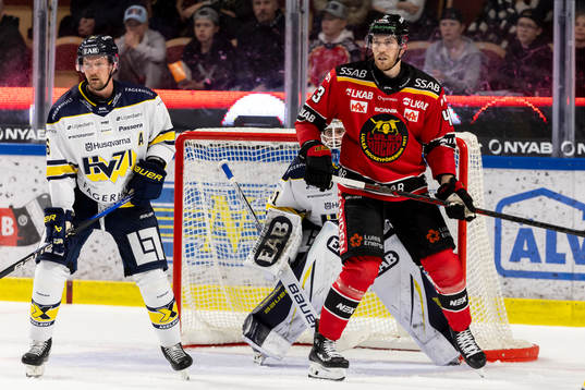 Luleås Oscar Eklind och HV71s målvakt Joni Ortio