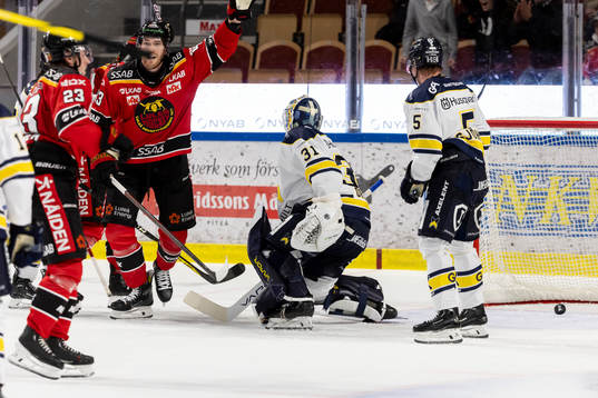 Luleås Jesper Sellgren gör 4-1 på HV71s målvakt Joni